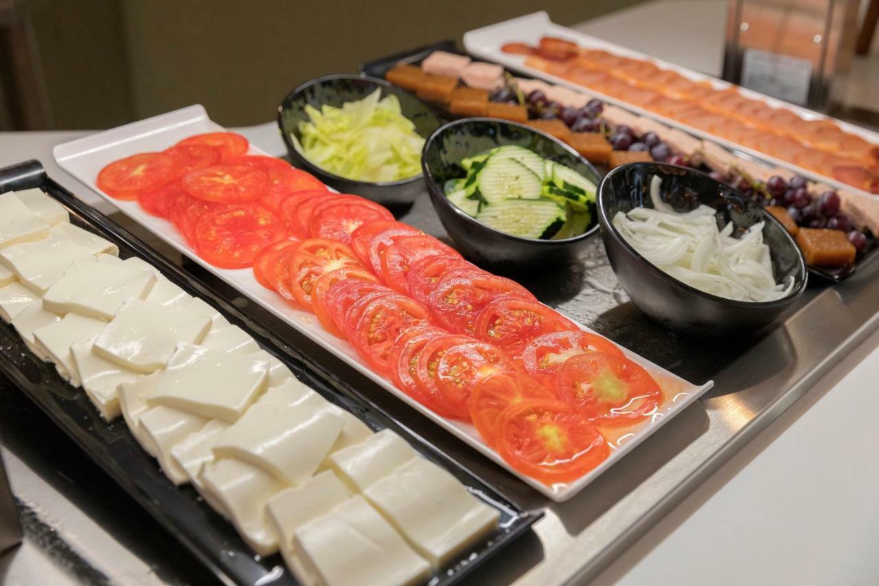 Hm Ayron Park - Adults Only Hotel Playa de Palma  Luaran gambar A selection of cheese and vegetables